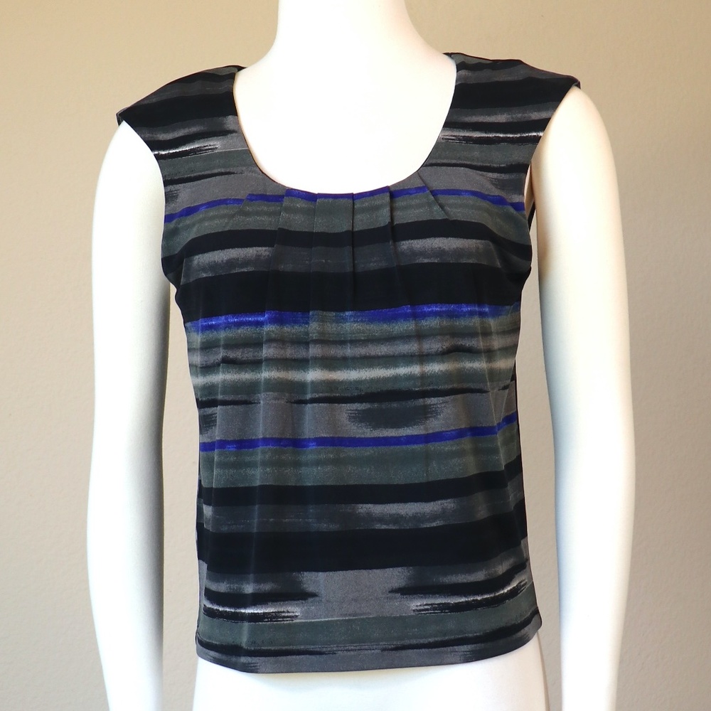Sleeveless scoop neck stretch knit top